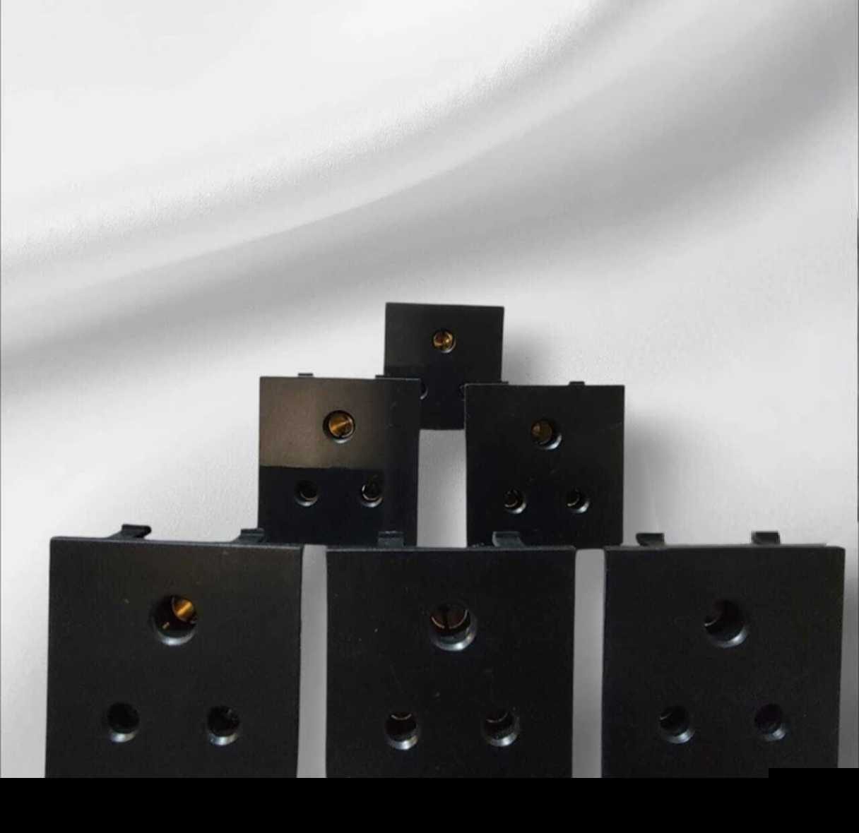 Xinolite 3 pin Socket 6A (black)